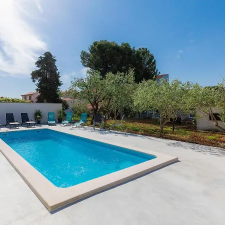 Laura By Interhome דירה