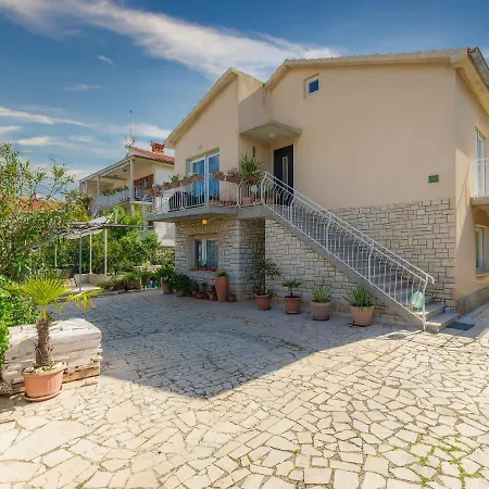 Laura By Interhome פולה