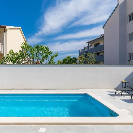 Apartment Laura By Interhome Pula