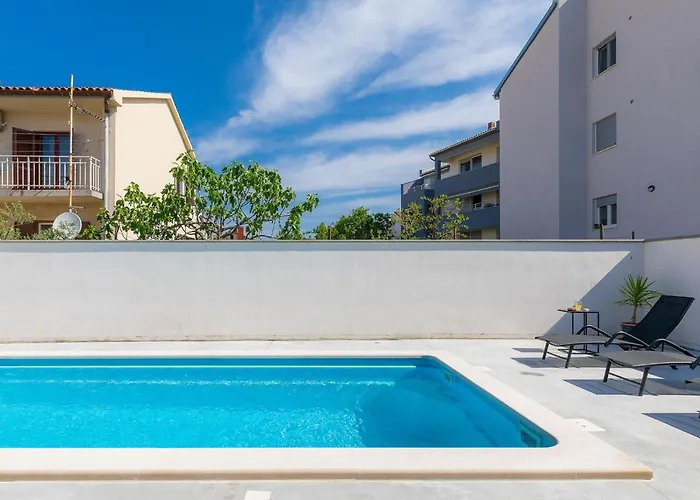 Apartment Laura By Interhome Pula