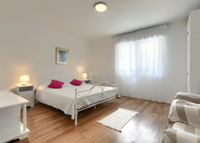Laura By Interhome Apartment Pula