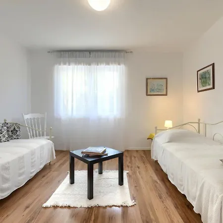 Apartment Laura By Interhome Pula