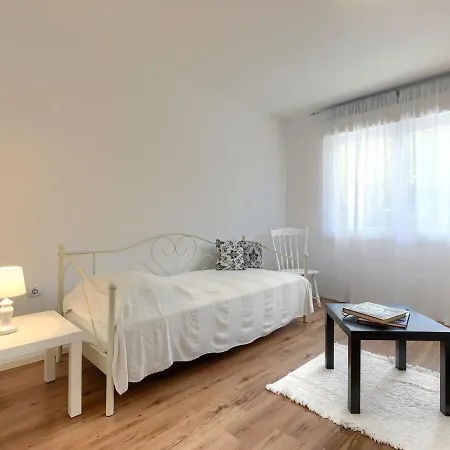 Apartment Laura By Interhome Pula