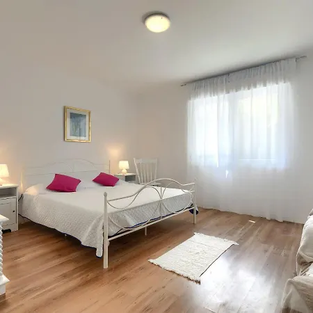 Laura By Interhome Apartment Pula